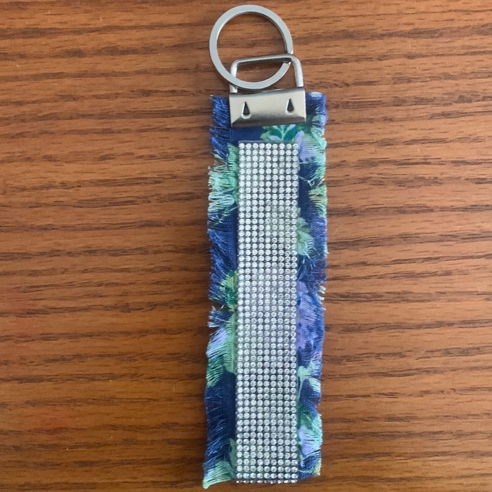 Fashionable floral wristlet keychain ! Rhinestones and frayed design ✨